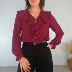 Camisa granate con botones...