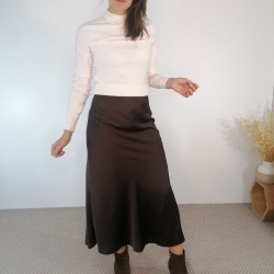 Falda satinada midi marrón...