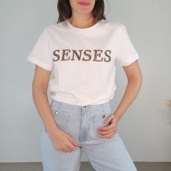 Camiseta blanca con bordado...