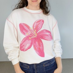 Sudadera blanca con flor...