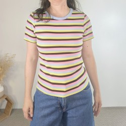 Camiseta a rayas de colores...