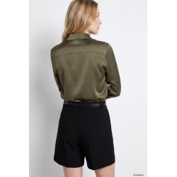 Camisa satinada verde caqui...